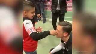 YouTube: el tierno gesto de Mesut Ozil con un niño ciego que da la vuelta al mundo | VIDEO