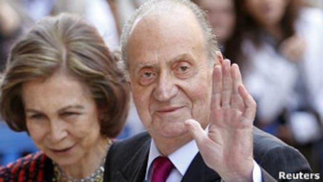 La mayoría de españoles cree que el rey Juan Carlos debe abdicar, según encuesta