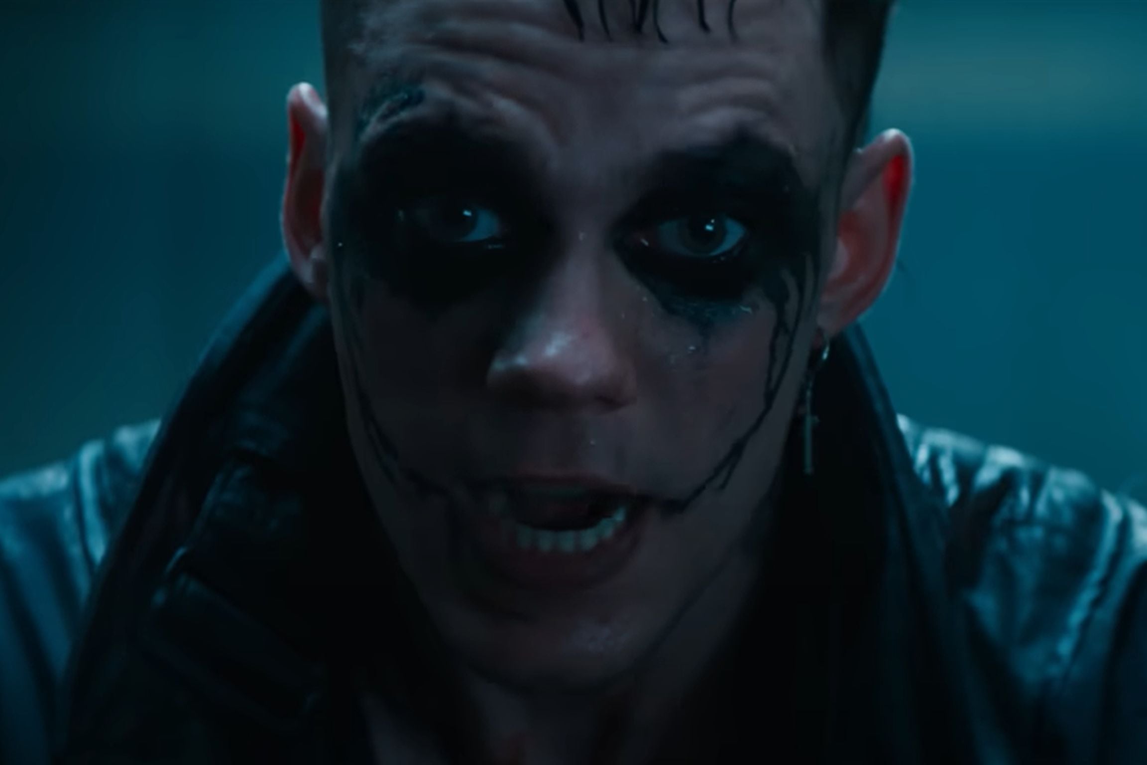 Bill Skarsgård encarna a Eric en la nueva película de “El Cuervo” (2024), un filme de culto desde el año 90 (Foto: Lionsgate Films)