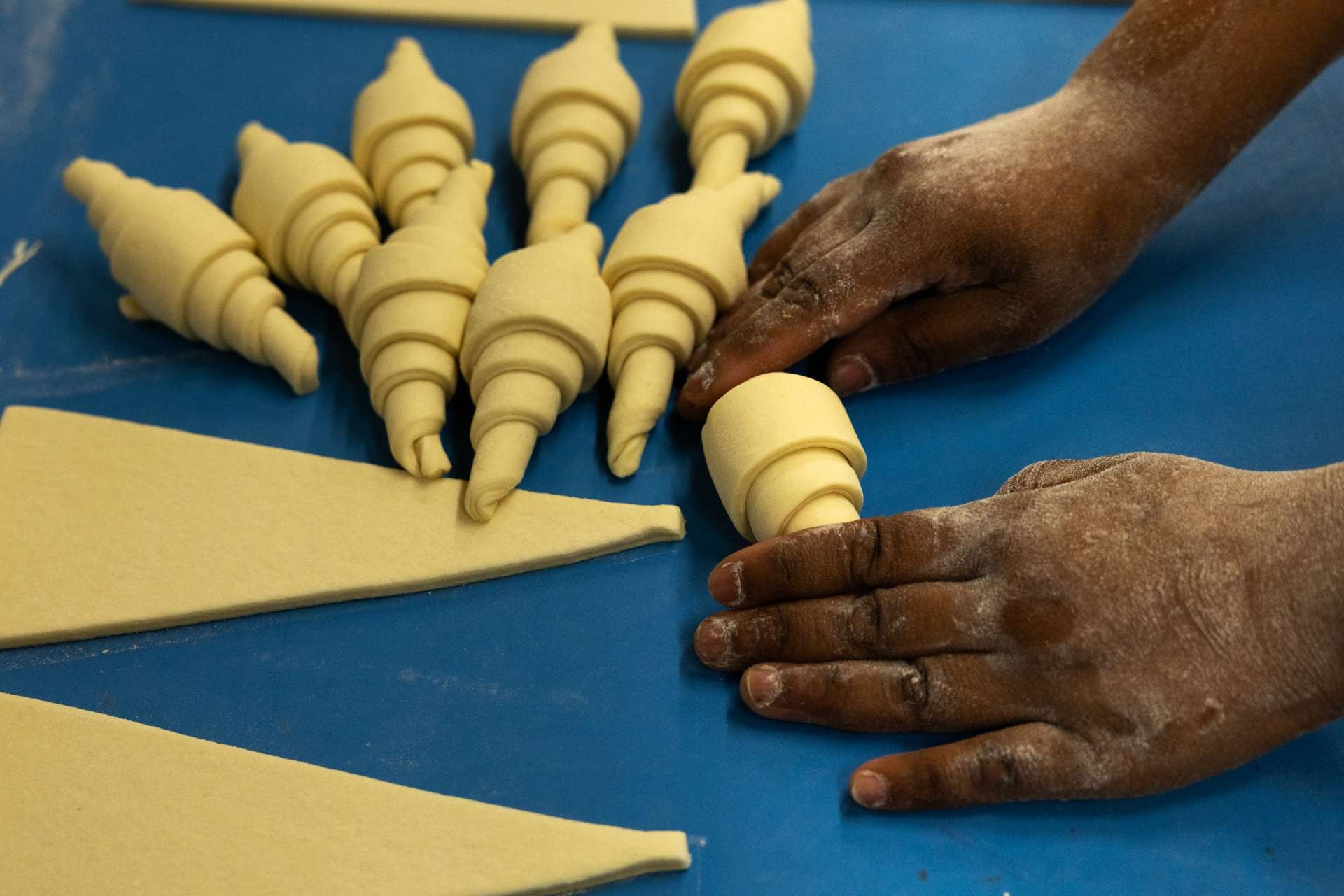 (ARCHIVO) Esta fotografía muestra croissants recién hechos antes de hornearlos en la pastelería del chef Benoît Castel en París, el 29 de julio de 2026. El aroma a pan caliente impregna el ambiente. Con los dedos cubiertos de masa de galletas, el chef Benoît Castel prueba una nueva receta en la cocina de su tienda en la Rue de Ménilmontant, en París. (Foto de JOEL SAGET / AFP)