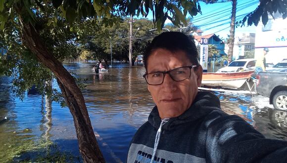 El peruano Raúl Valenzuela es uno de los afectados por las inundaciones que han enlutado a Brasil. (Cortesía para El Comercio)