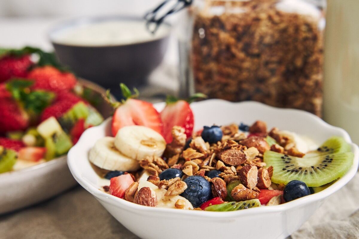 La investigación señala que los carbohidratos ayudan a reducir las interrupciones del sueño. Por otro lado, consumir más sal que potasio puede afectar negativamente el sueño. (Foto referencial: Freepik)