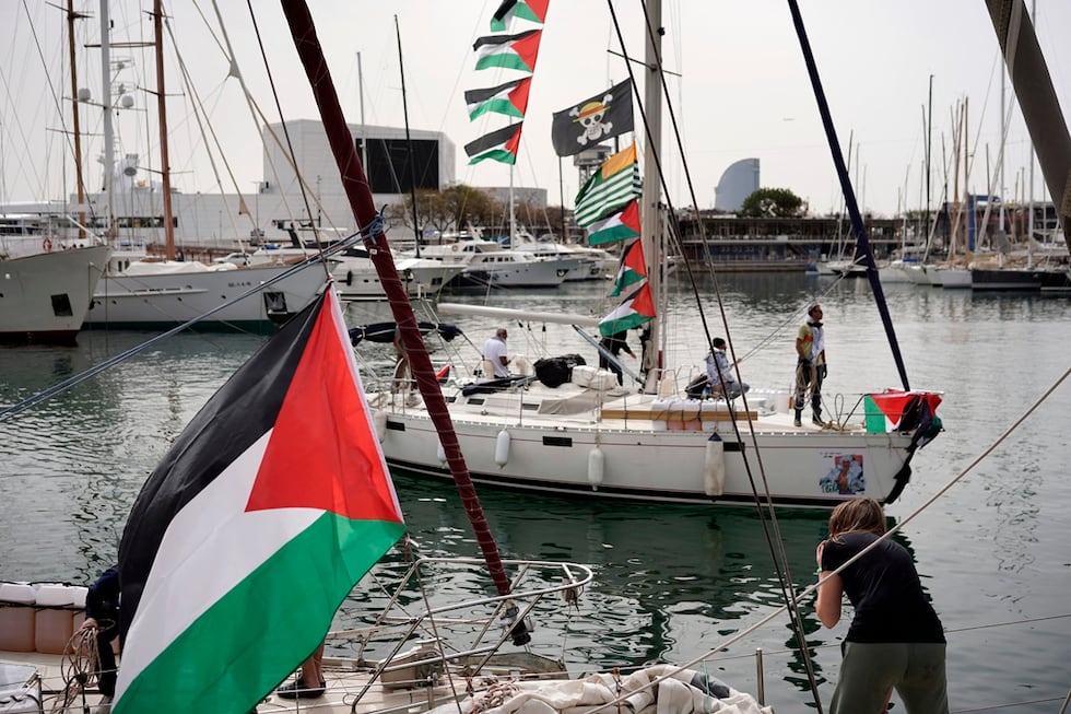 Activistas propalestinos ultiman los preparativos a bordo de embarcaciones en la víspera de la partida de una nueva flotilla humanitaria con destino a la Franja de Gaza, en Barcelona, el 11 de abril de 2026. (Manaure Quintero / AFP)