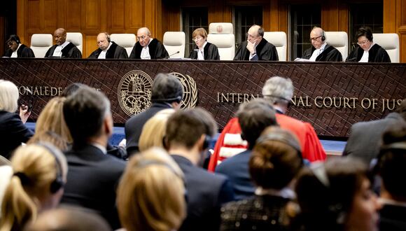 Los jueces, incluido el presidente Joan Donoghue (centro), asisten a una sesión de la Corte Internacional de Justicia (CIJ) en un caso de Ucrania contra Rusia, en La Haya el 2 de febrero de 2024. (Foto de Sem van der Wal / ANP / AFP)