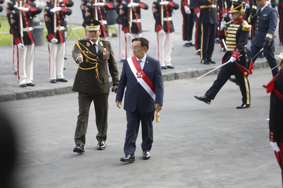 El presidente encargado, José María Balcázar, recibió los honores del Regimiento de Caballería Mariscal Domingo Nieto". (Foto: Mario Zapata N. / @photo.gec)