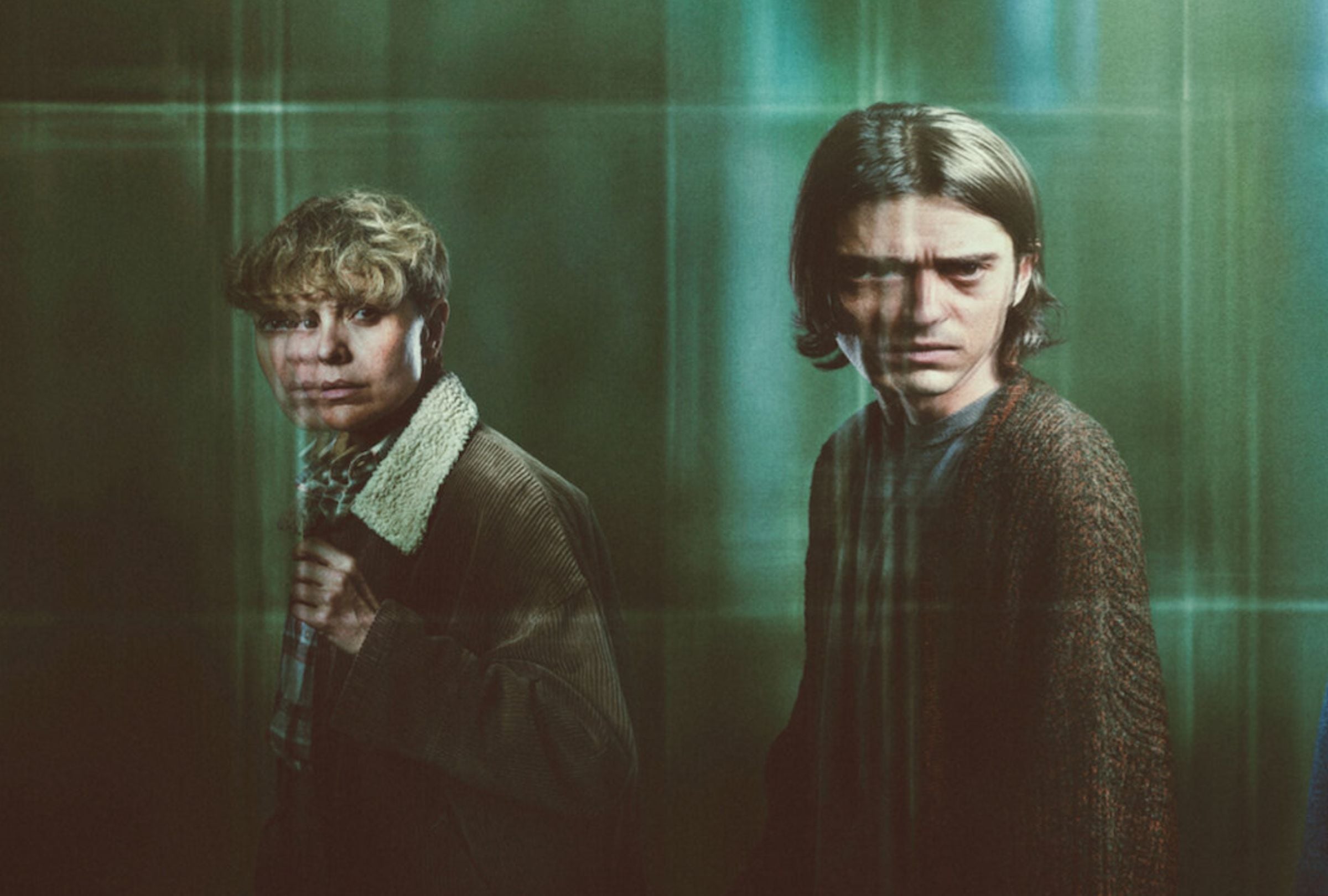 Carolina Gómez como Indira Quinchía y José Restrepo como Camilo León en una imagen promocional de la serie colombiana "Estado de fuga 1986" (Foto: Netflix)