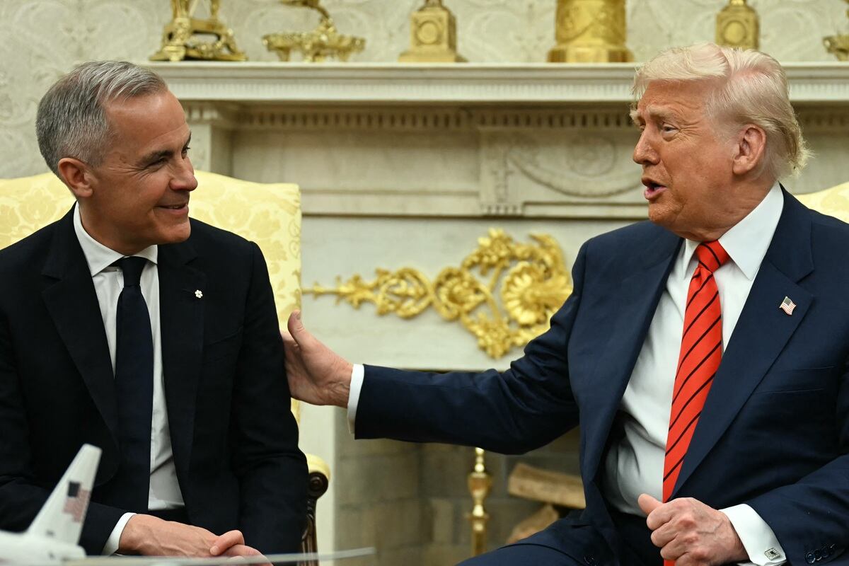 El presidente de Estados Unidos, Donald Trump junto con el primer ministro canadiense, Mark Carney, en la Oficina Oval de la Casa Blanca en Washington, DC, el 6 de mayo de 2025. (Foto de Jim WATSON / AFP).