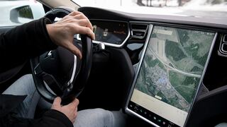 Más problemas para Tesla: retira 362.758 autos y advierte peligros por su piloto automático
