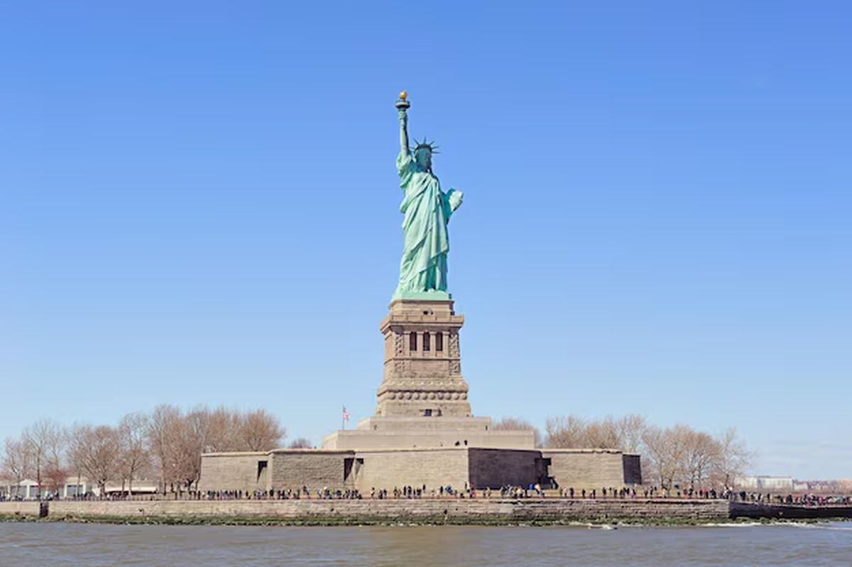 Desde su inauguración en 1886, la Estatua de la Libertad fue la primera visión que tenían los inmigrantes europeos al llegar a Estados Unidos tras su travesía por el océano Atlántico (Foto: Freepik)