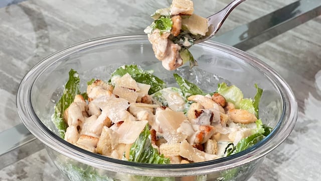 Ensalada César: pasos y secretos para preparar la ensalada que te salvará de apuros