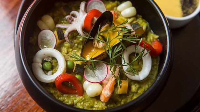 Poderoso apatadito norteño: arroz con mariscos con aderezo de ajíes, loche, cúrcuma y culantro.