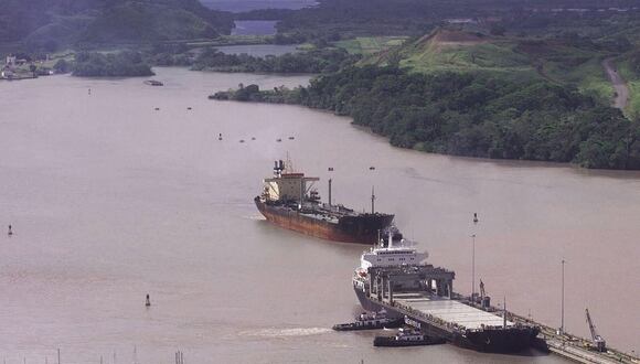 Barcos viajan por el Canal de Panamá desde el lado del Océano Pacífico hacia la Esclusa de Miraflores, 28 de abril de 1999. (Foto de MEREDITH DAVENPORT / AFP)
