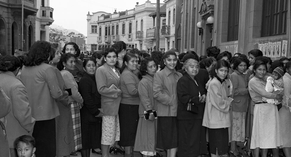 Mujeres peruanas en plena fila para ir a votar en1956. (Foto: GEC Archivo Histórico)