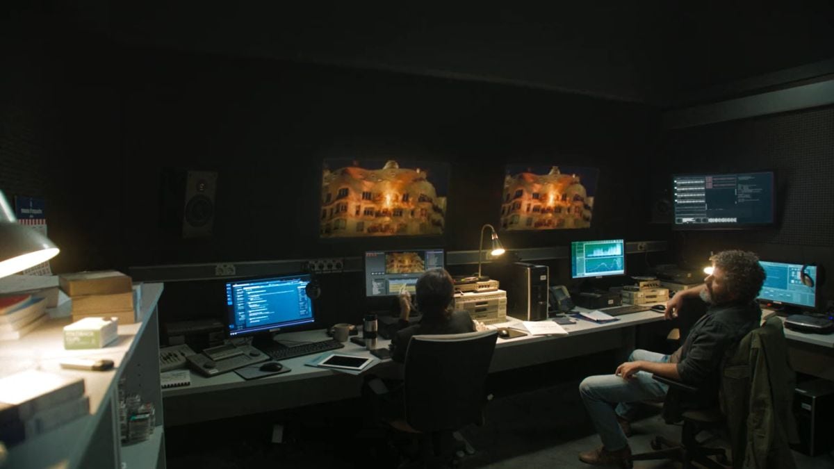 En "Ciudad de sombras", Milo y Rebeca revisando las cámaras durante las investigaciones (Foto: Arcadia Motion Pictures)