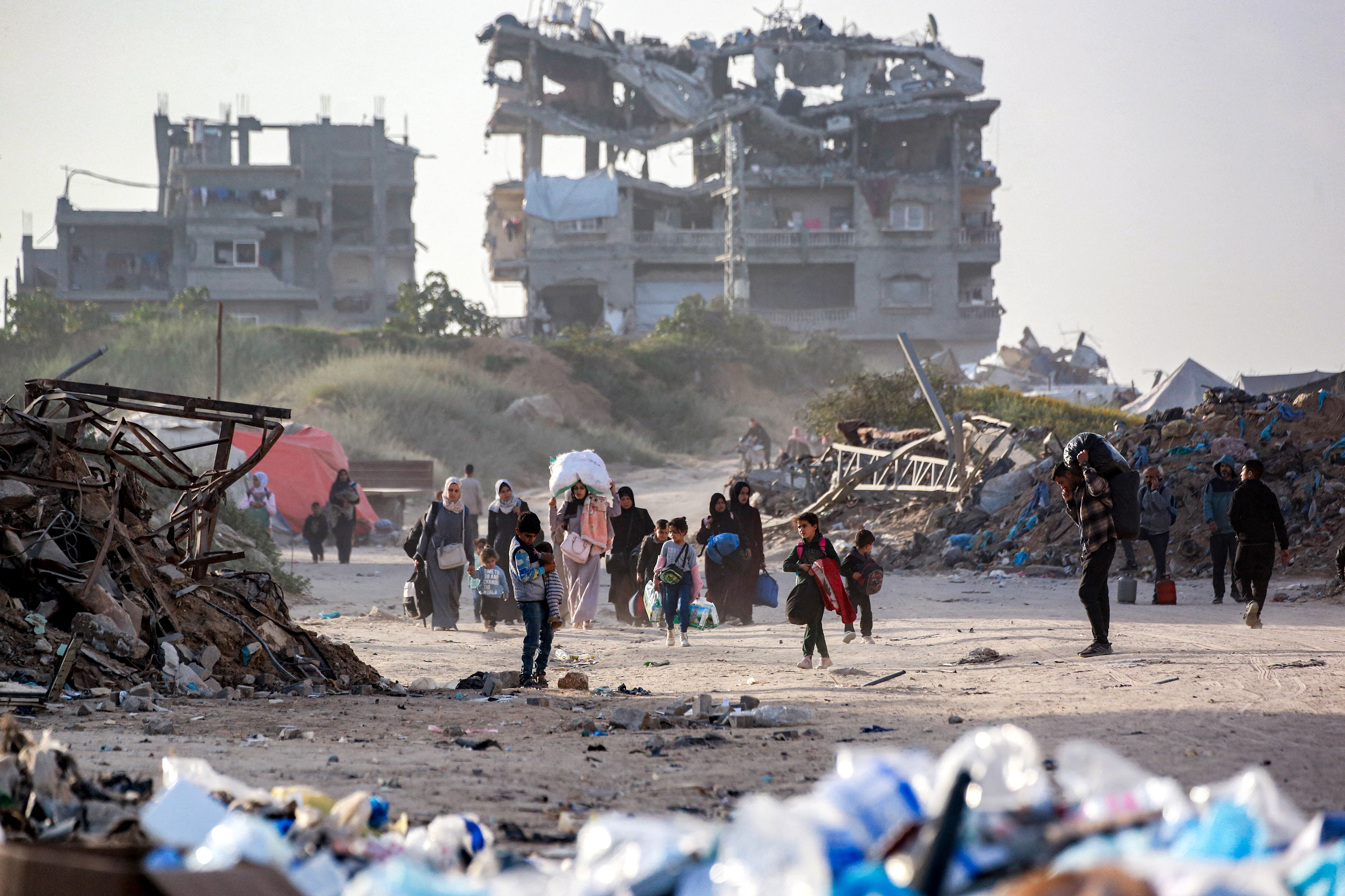 Personas desplazadas que huyen de Beit Hanun, en el norte de la Franja de Gaza, llegan con sus pertenencias a la ciudad de Gaza el 18 de marzo de 2025. (Foto de Bashar TALEB / AFP).