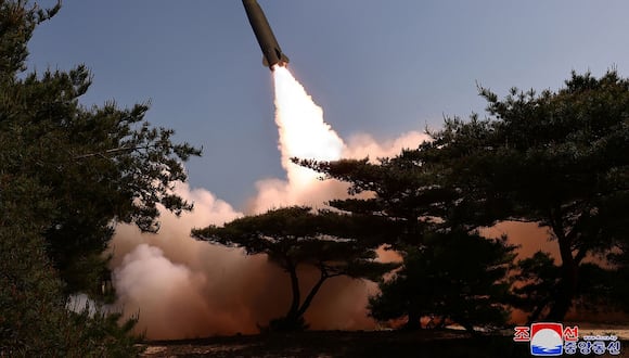 Tiro de prueba de un misil balístico táctico en el que se introduce un nuevo sistema de navegación autónomo en el Mar Oriental de Corea, en un lugar no revelado de Corea del Norte, el 17 de mayo de 2024. (Foto de KCNA VIA KNS / AFP)