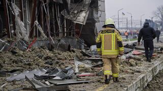 Un muerto por ataques rusos en Ucrania mientras diálogos continúan en Abu Dabi