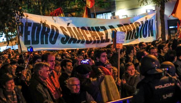 Decenas de personas participan de una marcha contra el gobierno en funciones, en Madrid, el 3 de noviembre de 2023. (Foto de Fernando Alvarado / EFE)