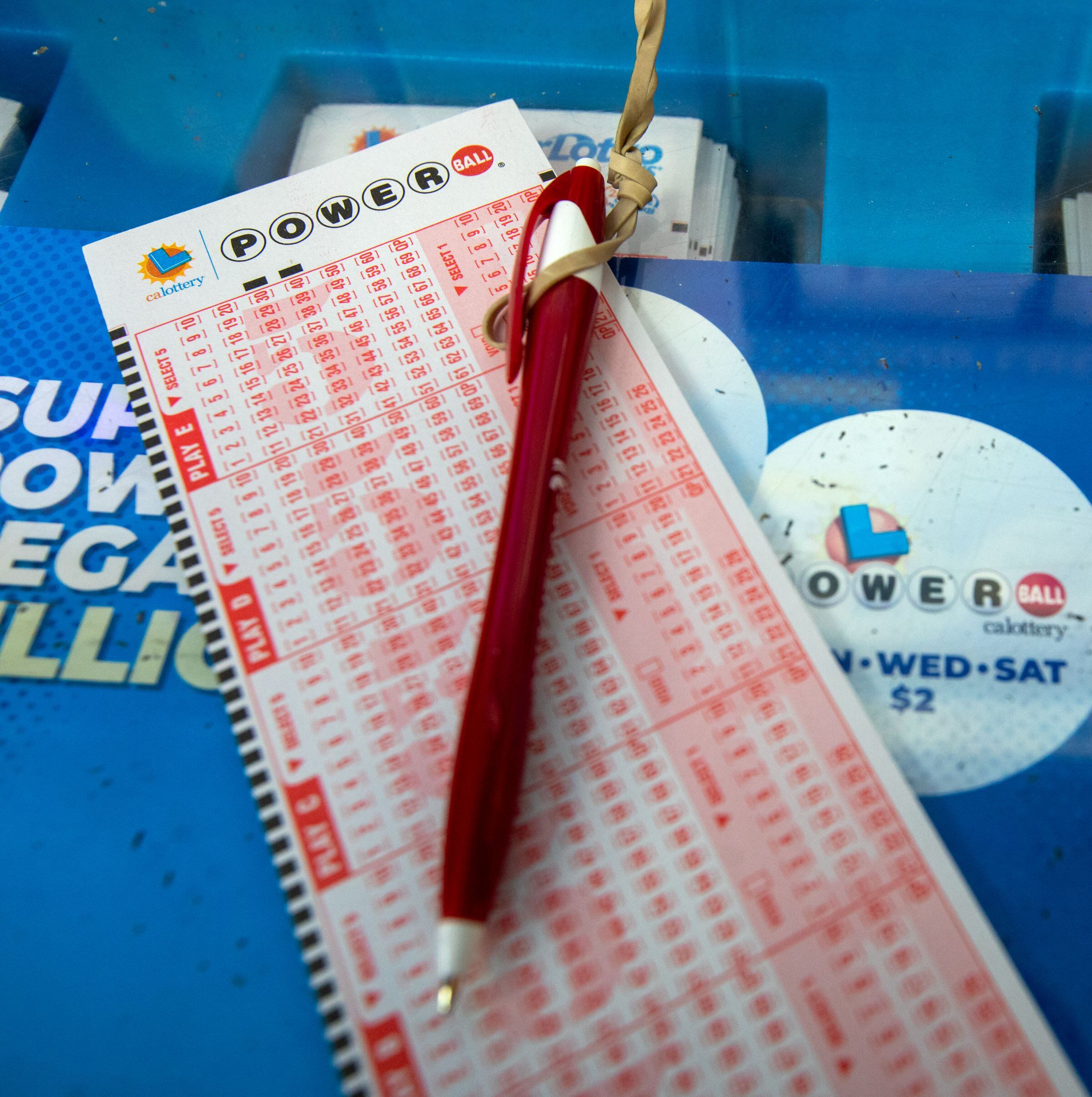 El tener el boleto ganador de un millón de dólares en el Powerball ocasionó que Patrick Lash y su esposa se pusieran sumamente contentos. (Foto: Francine Orr / Los Angeles Times via Getty Images)
