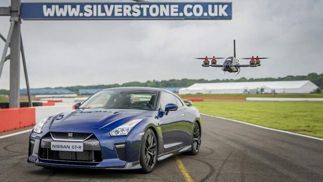 Nissan GT-R vs drone ¿Quién gana? [VIDEO]