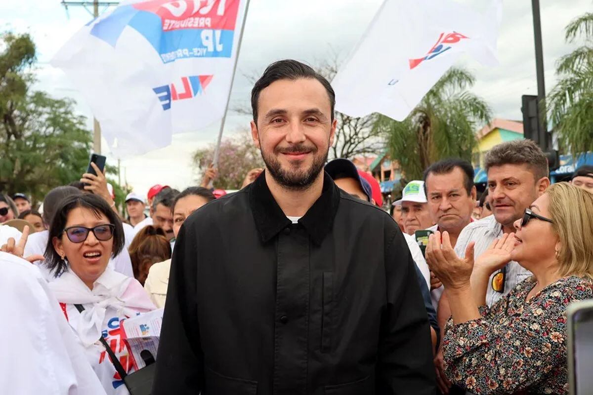Fotografía del candidato a la Vicepresidencia de Bolivia Juan Pablo Velasco participando en su campaña electoral, en Santa Cruz. Foto: EFE/ Juan Carlos Torrejón