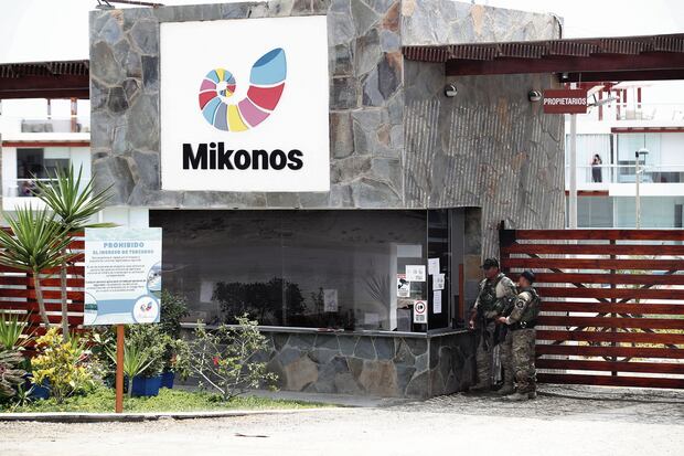 LIMA 17  DE ENERO  DEL 2024
OPERATIVO DE PARTE DE LA POLICIA NACIONAL JUNTO AL COMANDO DE LA SUAT EN EL CONDOMINIO DE MIKONOS EN LA ZONA DE ASIA , UBICADO EN LA PARTE SUR DE CAÑETE. EN ESTE LUGAR SUPUESTAMENTE ESTUVO VLADIMIR CERRON ,LIDER DEL PARTIDO PERU LIBRE Y HOY CONSIDERADO PROFUGO DE LA JUSTICIA.