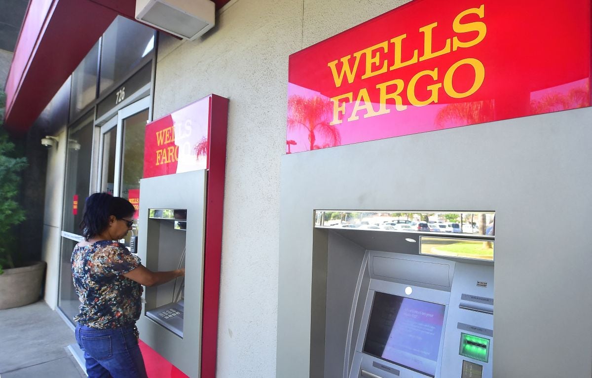 Una mujer usando un cajero automático de Wells Fargo en California. (Foto: AFP)
