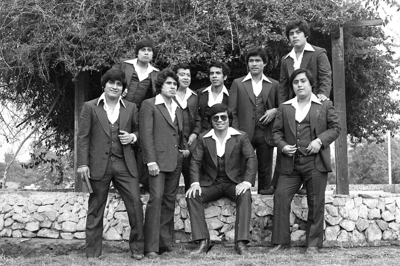 Víctor Yaipén (abajo, primero a la derecha) junto a los primeros integrantes de Grupo 5, cuando la agrupación norteña aún interpretaba canciones de nueva ola y baladas bajo el sello de Infopesa. (Foto: Infopesa)