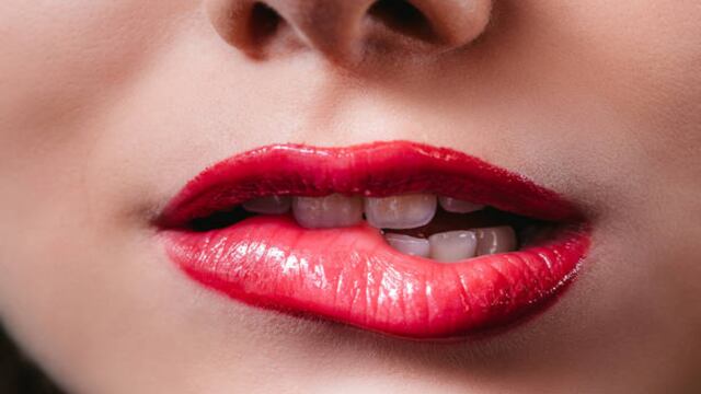 ¡Atención! Esto es lo que realmente significa cuando alguien se muerde los labios al hablar, según la psicología. (Fuente: iStock)