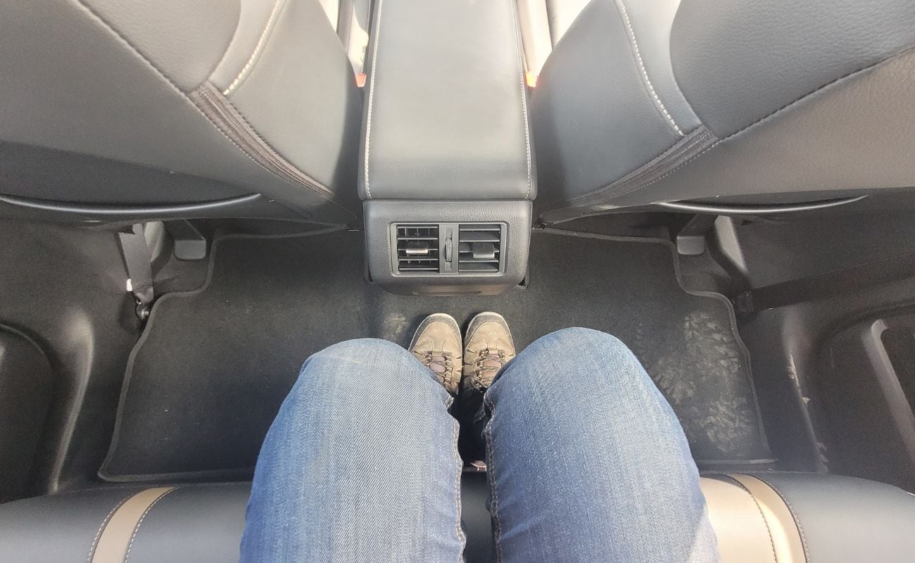 El espacio para las piernas en la plaza central de la segunda fila de asientos es bueno, considerando una persona de 1,72 metros de altura. (Foto: Fernando Roca)