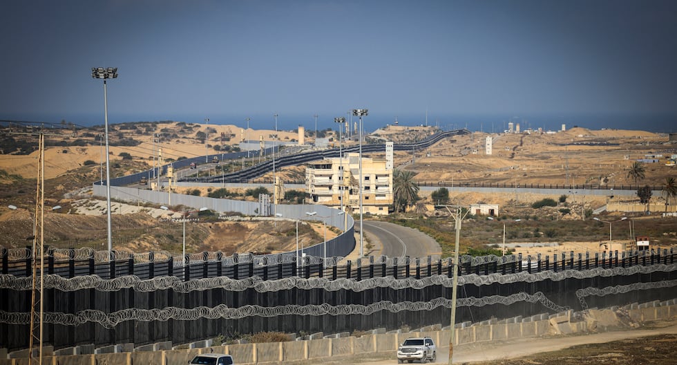 Automóviles de la ONU circulan por una carretera a lo largo del corredor Filadelfia, una estrecha zona de amortiguación a lo largo de la frontera entre la Franja de Gaza con Egipto, el 14 de enero de 2024.(Foto de Mahmud Hams / AFP).