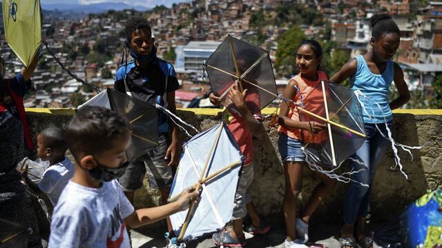 Petare, la mayor barriada de Venezuela, celebra sus 400 años con el vuelo de las cometas