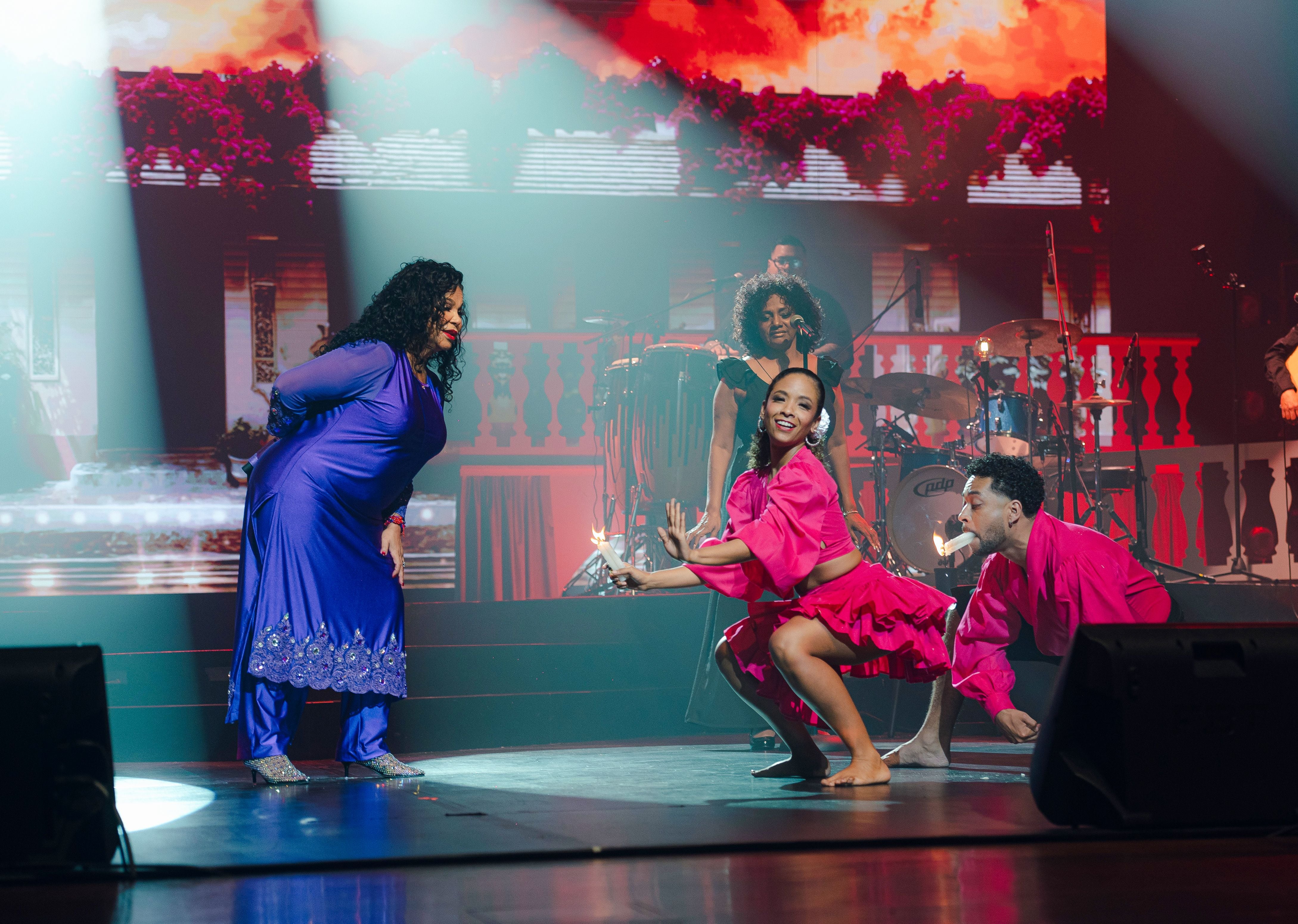 Eva apareció en escena enfundada en un traje morado, inspirado en su devoción por el Cristo Moreno. (Foto: Abel Aguilar)