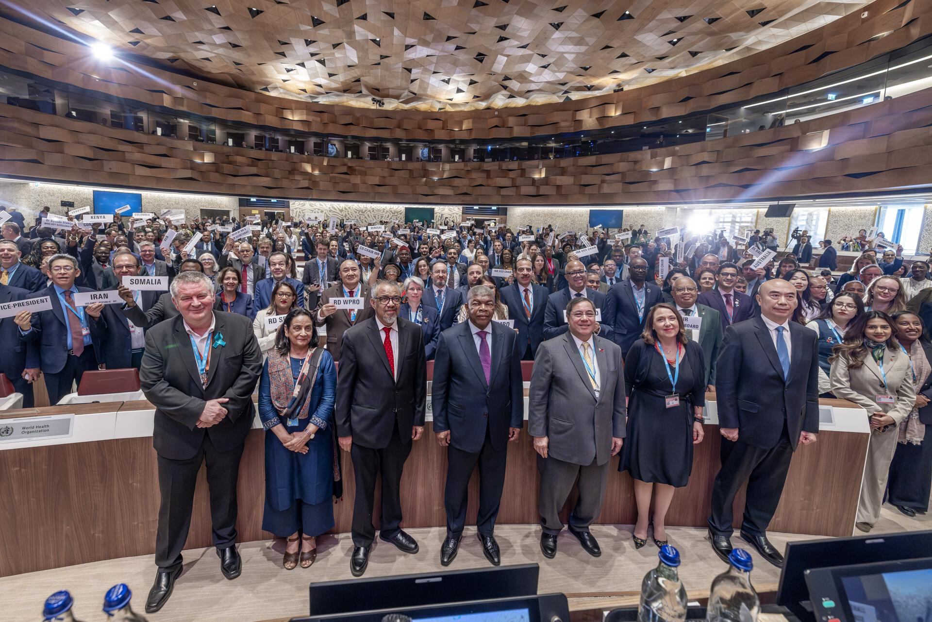 El director general de la Organización Mundial de la Salud (OMS), Tedros Adhanom Ghebreyesus (3-i), junto a los delegados de los estados miembros de la OMS, celebra la aprobación del acuerdo sobre la pandemia durante la crisis de la COVID-19, durante la 78.ª Asamblea Mundial de la Salud (WHA78) en la sede europea de las Naciones Unidas en Ginebra, Suiza, el 20 de mayo de 2025. (Suiza, Ginebra) EFE/EPA/MAGALI GIRARDIN