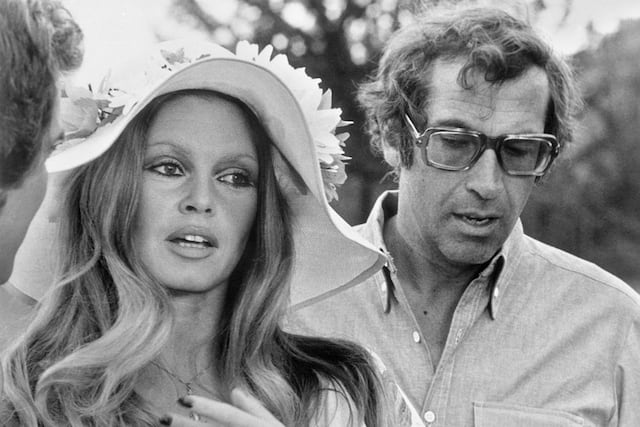 director de cine francés Roger Vadim habla con la actriz Brigitte Bardot en el set de la película "Don Juan 73" en Estocolmo el 4 de agosto de 1972 | TT NEWS AGENCY / AFP