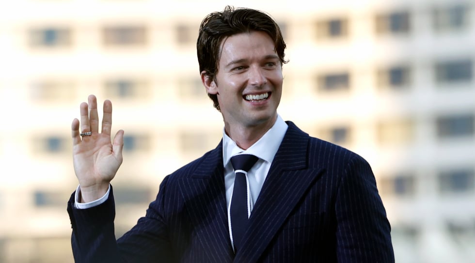 Patrick Schwarzenegger saluda en el avant premiere de "The White Lotus 3" en Bangkok, Tailandia.