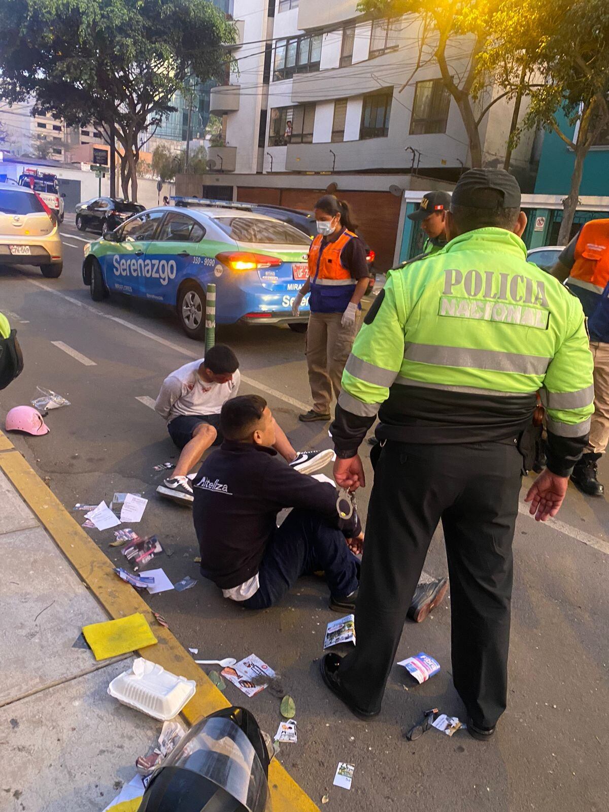 Según la Municipalidad de Miraflores, los heridos en el despiste serían presuntos raqueteros, quienes portaban celulares que no les pertenecían. (Foto: @MuniMiraflores / X)
