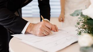 Un hombre descubre que su ex se casó con él sin su consentimiento: la mujer fue arrestada y acusada de acoso