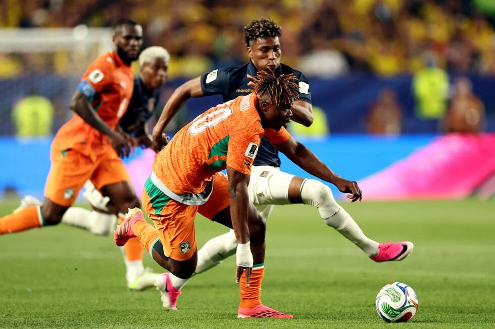 Ivory Coast's defender #20 Emmanuel Agbadou (L) and Ecuador's forward #11 Kevin Rodriguez fight for the ball during the 2026 World Cup Group E football match between Ivory Coast and Ecuador at the Philadelphia Stadium in Philadelphia on June 14, 2026. (Photo by CHARLY TRIBALLEAU / AFP)