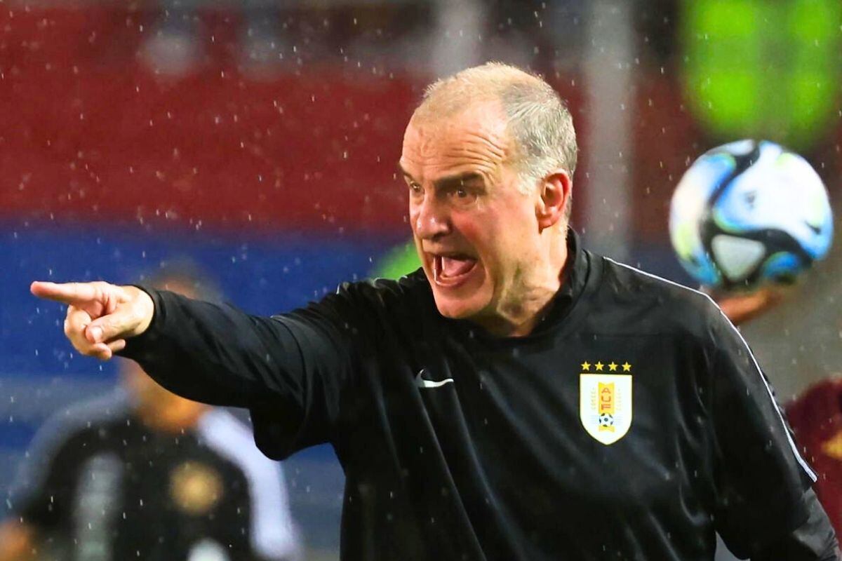 El entrenador de la selección uruguaya se ha visto envuelto en una polémica con los referentes de la ‘celeste’. (Foto: AFP)