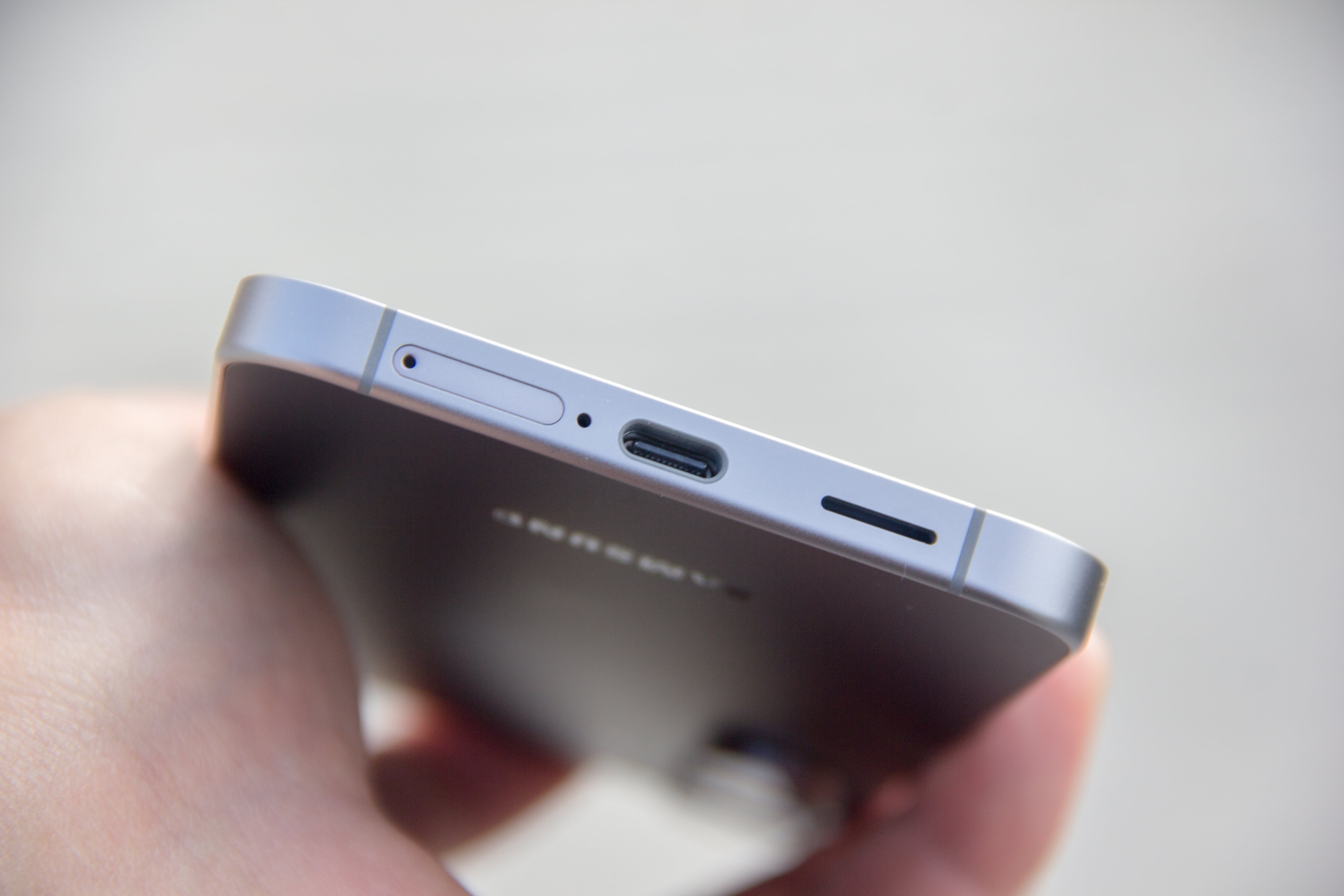 El Galaxy S25 FE conserva la clásica distribución de sus puertos, el conector USB tipo C, el altavoz y el compartimento del chip.