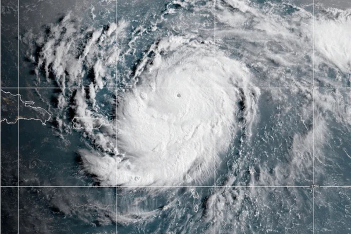 Imagen satelital provista por NOAA muestra al huracán Erin el sábado 16 de agosto de 2025. Foto: NOAA