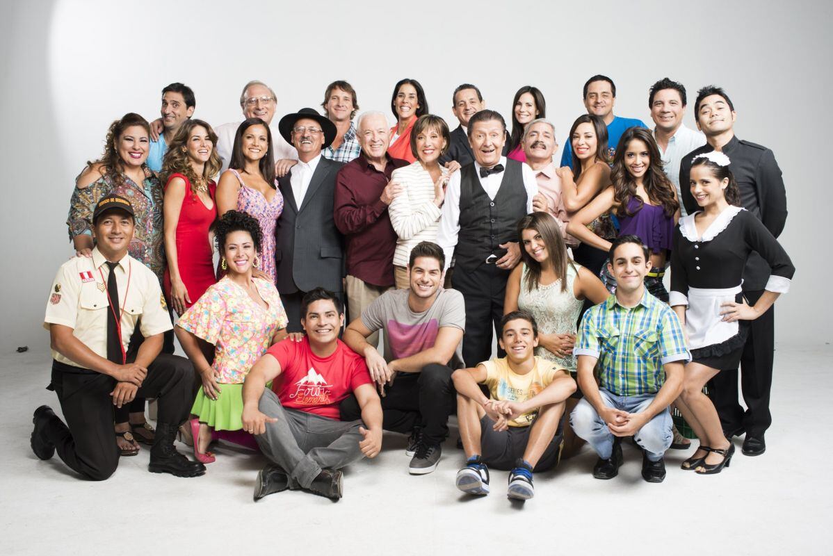 Elenco de la séptima temporada de Al fondo hay sitio.
Aparecen Mónica Torres, César Ritter, Anahí de Cárdenas, Magdyel Ugaz, Erick Elera, Carlos Solano, Mónica Sánchez, Christian Thorsen, Gustavo Bueno, Gianella Neyra, Luis Ángel Pinasco, Sergio Galliani, Adolfo Chuiman, Roberto Moll, Karina Calmet, TAtiana Astengo, Areliz Benel, Andrés Wiese, Magdyel Ugaz, Joaquín Escobar, Nataniel Sánchez, Melania Urbina, Bruno Odar, Paolo Goya, Yvonne Frayssinet y Andrés Mesía.
Crédito: América Televisión