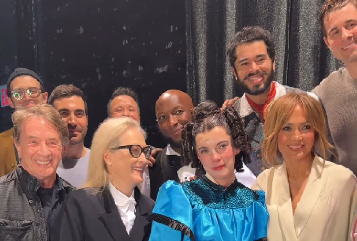 Jennifer Lopez y Brett Goldstein vistos juntos detrás del escenario con el elenco de "Oh, Mary!" de Broadway. | Crédito: Instagram ohmaryplay