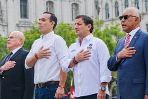 Presidente José Jerí encabeza izamiento de bandera en la Plaza San Martín