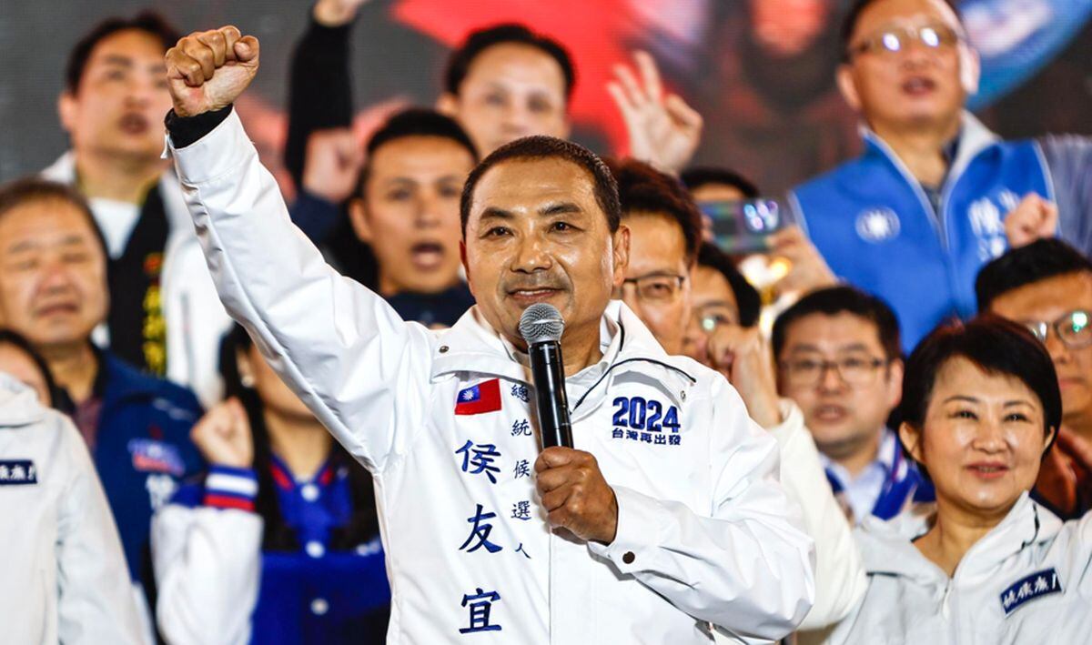 El candidato presidencial del Kuomintang (KMT), o Partido Nacionalista Chino, Hou Yu-ih (C), saluda a sus partidarios durante un último mitin de campaña en vísperas de las elecciones generales en la ciudad de Nuevo Taipei, Taiwán, el 12 de enero de 2024 | Foto: EFE/EPA/DANIEL CENG