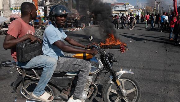 Manifestantes protestan para exigir la renuncia del primer ministro Ariel Henry en Puerto Príncipe, Haití, el 7 de marzo de 2024. (Foto de Johnson Sabin / EFE)