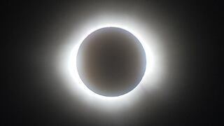 Las mejores imágenes del impactante eclipse solar total en México y Estados Unidos