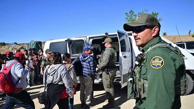 Detenciones de migrantes en la frontera de EE.UU. se reducen a su punto más bajo en años