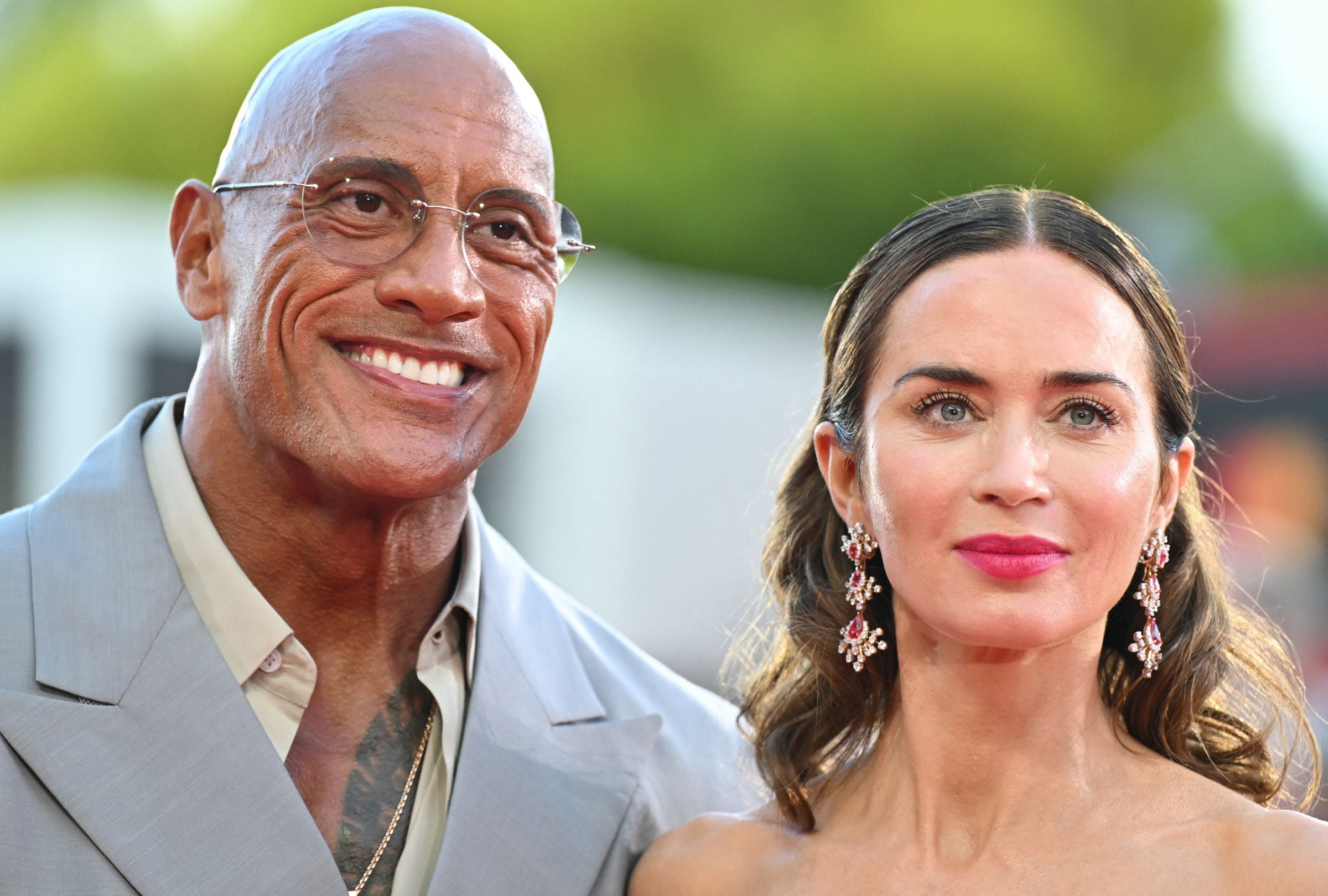 Dwayne Johnson habló sobre la emotiva escena que tuvo con Emily Blunt en ‘The Smashing Machine’. (Foto: Stefano RELLANDINI / AFP)